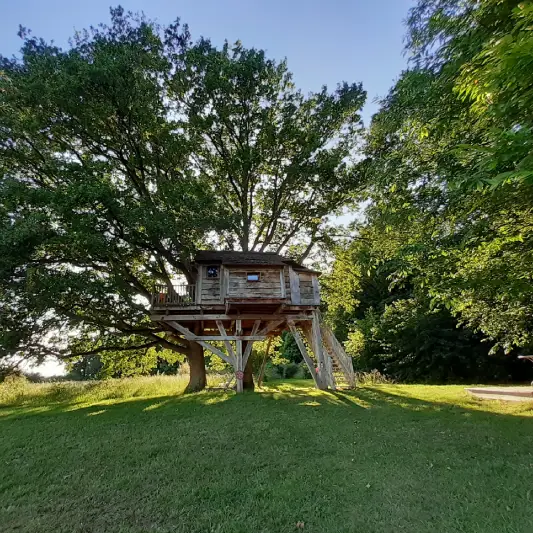 Cabane insolite dans les arbres en Normandie