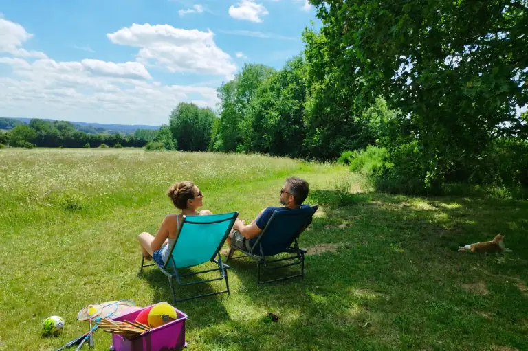 Chaises longues dans la prairie de la cabane dans les arbres