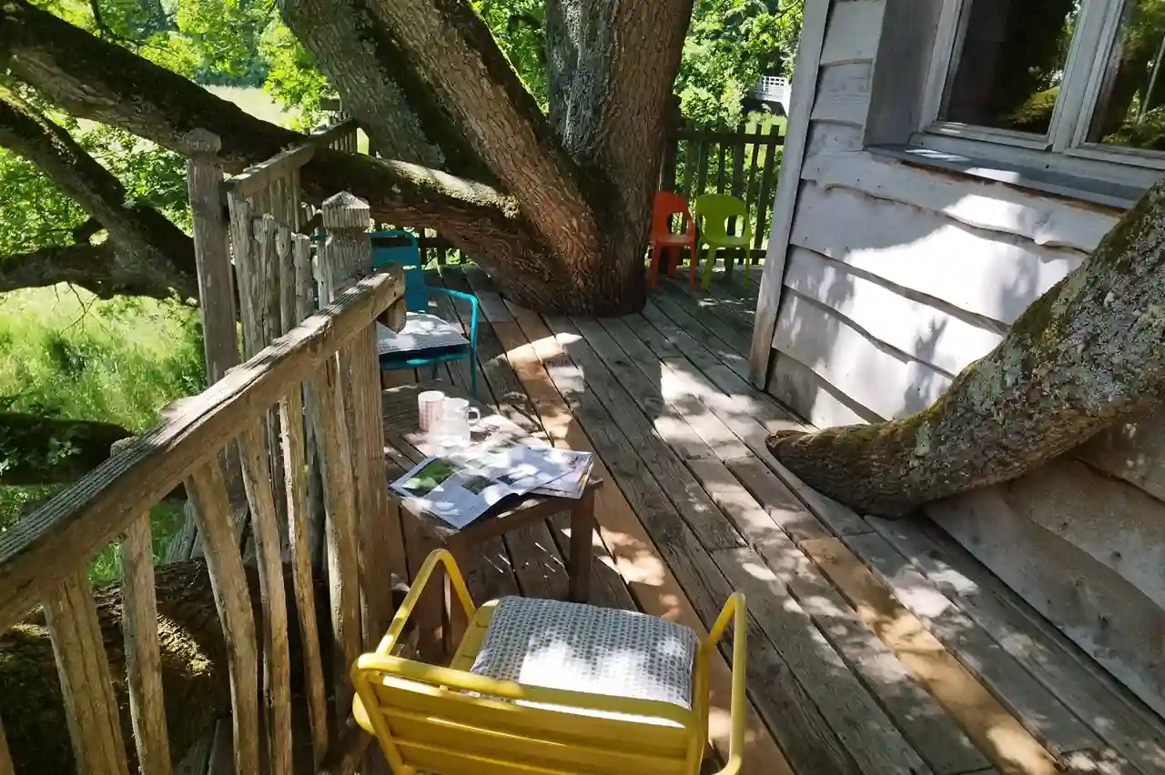 terrasse plein sud de la cabane des chênes dans les arbres